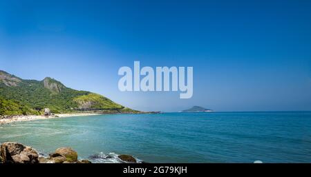 Strandleben am Strand von Prainha, westlich der Stadt Rio de Janeiro, am Bergwald in Brasilien Stockfoto