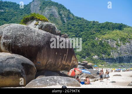 Strandleben am Strand von Prainha, westlich der Stadt Rio de Janeiro, am Bergwald in Brasilien Stockfoto