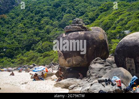 Strandleben am Strand von Prainha, westlich der Stadt Rio de Janeiro, am Bergwald in Brasilien Stockfoto