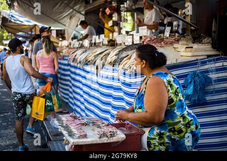 Alle möglichen Sachen auf dem lokalen Markt in Rio de Janeiro. Aufgenommen mit Leica M10 Stockfoto