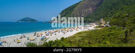 Strandleben am Strand von Prainha, westlich der Stadt Rio de Janeiro, am Bergwald in Brasilien Stockfoto