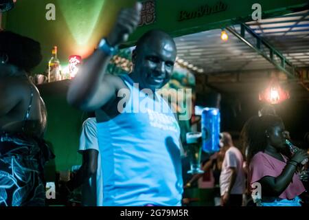 Partei hart durch die Nacht, mit den Einheimischen - die Cariocas - in der Favela "Pereira da Silva" Santa Teresa, Rio de Janeiro. Shot mit Leica M 10. Stockfoto