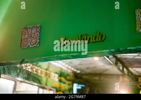 Partei hart durch die Nacht, mit den Einheimischen - die Cariocas - in der Favela "Pereira da Silva" Santa Teresa, Rio de Janeiro. Shot mit Leica M 10. Stockfoto