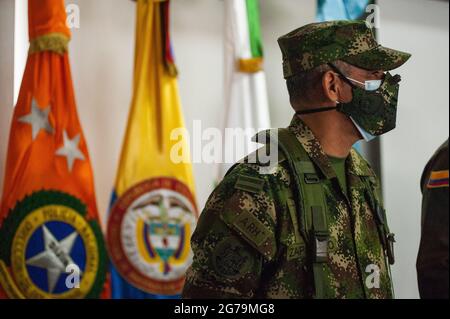 Kolumbiens Nationalarmee Major General Eduardo Zapateiro (links) und General Luis Fernando Navarro (im Gespräch) während einer Pressekonferenz, die Liv ausgestrahlt wurde Stockfoto