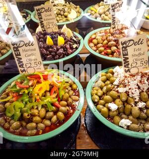 Belfast, Großbritannien, Dezember 2019. Verschiedene Oliven mit Preisschildern in SAWERS, einem berühmten Lebensmittelgeschäft in Belfast. Stockfoto