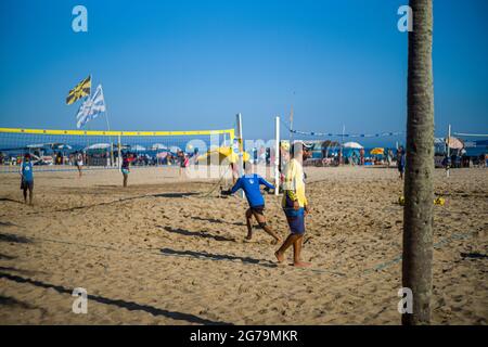 Brasilianer spielen futevolei (footVolley) an einem sonnigen Tag am Strand von Ipanema, Rio de Janeiro Brasilien Stockfoto