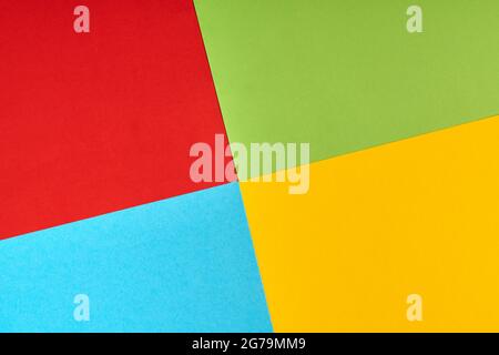 Papiere in Farben des berühmten Computer-Unternehmen, Software-Hersteller-Logo. Rote, grüne, blaue, gelbe Papierfarben. Firmenlogokonzept. Abstrak Stockfoto
