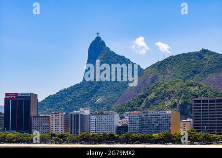 Blauer Himmel Blick auf den Corcovado mit Christo Redentor und Stadtbild mit Wolkenkratzern von Botafogo in Rio de Janeiro, Brasilien. Shot mit Leica M 10. Stockfoto