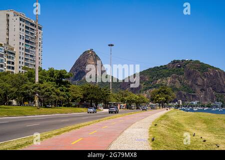 Blauer Himmel auf dem Zuckerhut (PÃ£o de Açúcar) vom Parque do Flamengo in der Nähe von Botafogo in Rio de Janeiro, Brasilien. Aufgenommen mit Leica M10 Stockfoto