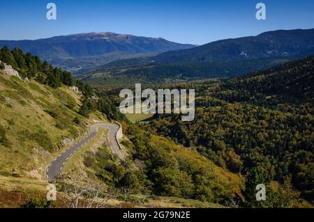 Donezan Region im Herbst, von der Straße zum Col de Pailhères Pass aus gesehen. Im Hintergrund die Pyrenäen des Roc de Madres, Ariège, Frankreich Stockfoto