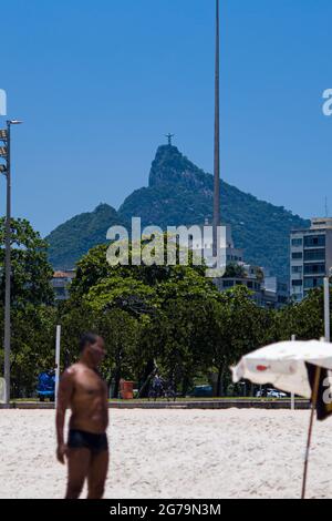 Strandleben am Strand Praia do Flamengo in der Nähe des Zuckerhut (PÃ£o de Açúcar), Rio de Janeiro, Brasilien. Aufgenommen an einem sonnigen Tag mit Leica M10 Stockfoto