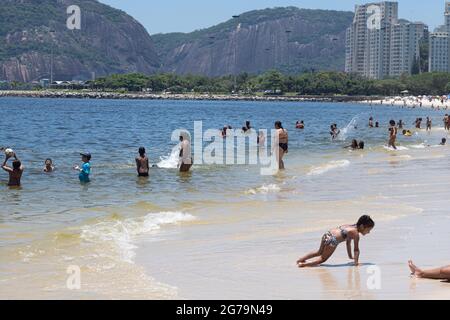 Strandleben am Strand Praia do Flamengo in der Nähe des Zuckerhut (PÃ£o de Açúcar), Rio de Janeiro, Brasilien. Aufgenommen an einem sonnigen Tag mit Leica M10 Stockfoto