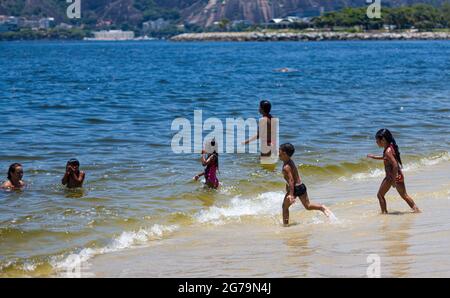 Strandleben am Strand Praia do Flamengo in der Nähe des Zuckerhut (PÃ£o de Açúcar), Rio de Janeiro, Brasilien. Aufgenommen an einem sonnigen Tag mit Leica M10 Stockfoto