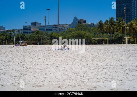 Strandleben am Strand Praia do Flamengo in der Nähe des Zuckerhut (PÃ£o de Açúcar), Rio de Janeiro, Brasilien. Aufgenommen an einem sonnigen Tag mit Leica M10 Stockfoto