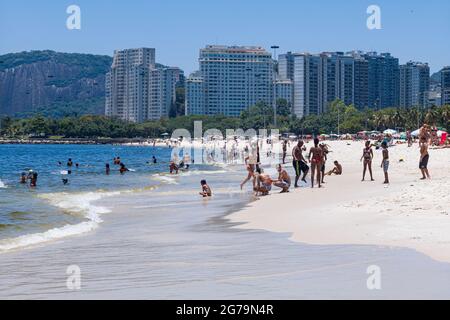 Strandleben am Strand Praia do Flamengo in der Nähe des Zuckerhut (PÃ£o de Açúcar), Rio de Janeiro, Brasilien. Aufgenommen an einem sonnigen Tag mit Leica M10 Stockfoto