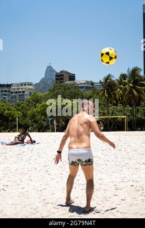 Strandleben am Strand Praia do Flamengo in der Nähe des Zuckerhut (PÃ£o de Açúcar), Rio de Janeiro, Brasilien. Aufgenommen an einem sonnigen Tag mit Leica M10 Stockfoto