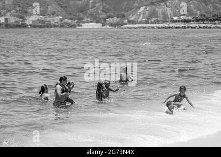 Strandleben am Strand Praia do Flamengo in der Nähe des Zuckerhut (PÃ£o de Açúcar), Rio de Janeiro, Brasilien. Aufgenommen an einem sonnigen Tag mit Leica M10 Stockfoto