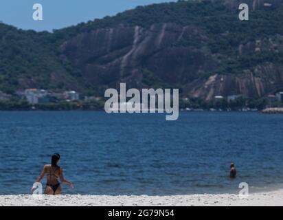 Strandleben am Strand Praia do Flamengo in der Nähe des Zuckerhut (PÃ£o de Açúcar), Rio de Janeiro, Brasilien. Aufgenommen an einem sonnigen Tag mit Leica M10 Stockfoto