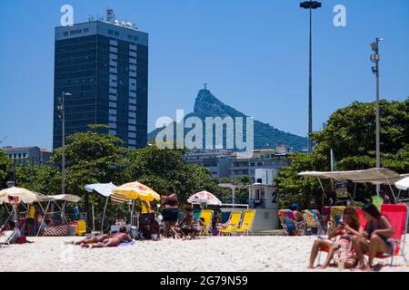 Strandleben am Strand Praia do Flamengo in der Nähe des Zuckerhut (PÃ£o de Açúcar), Rio de Janeiro, Brasilien. Aufgenommen an einem sonnigen Tag mit Leica M10 Stockfoto