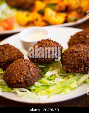Tiefgebratene Falafel (Chickpea Balls) mit Tahini-Sauce. Authentisches Gericht Aus Dem Nahen Osten. Stockfoto