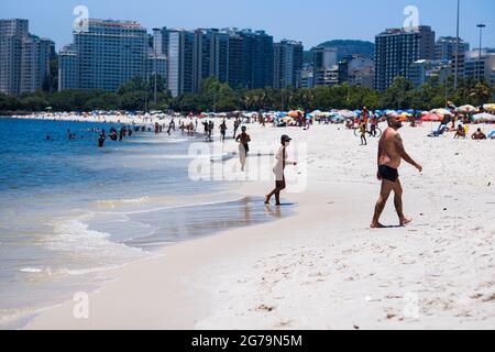 Strandleben am Strand Praia do Flamengo in der Nähe des Zuckerhut (PÃ£o de Açúcar), Rio de Janeiro, Brasilien. Aufgenommen an einem sonnigen Tag mit Leica M10 Stockfoto