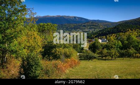 Donezan Region im Herbst, von der Straße zum Col de Pailhères Pass aus gesehen. Im Hintergrund die Pyrenäen des Roc de Madres, Ariège, Frankreich Stockfoto