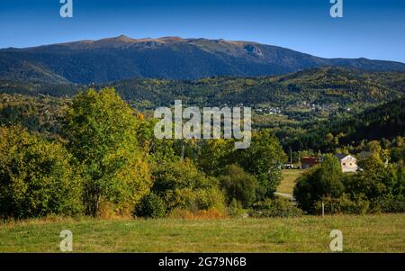 Donezan Region im Herbst, von der Straße zum Col de Pailhères Pass aus gesehen. Im Hintergrund die Pyrenäen des Roc de Madres, Ariège, Frankreich Stockfoto