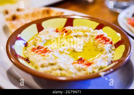 Muttabal Middle Eastern Aubergine (Aubergine) Dip. Pitta-Brot im Hintergrund verschwommen Stockfoto