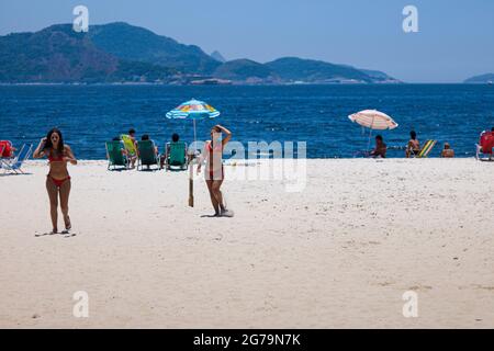 Strandleben am Strand Praia do Flamengo in der Nähe des Zuckerhut (PÃ£o de Açúcar), Rio de Janeiro, Brasilien. Aufgenommen an einem sonnigen Tag mit Leica M10 Stockfoto