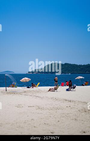 Strandleben am Strand Praia do Flamengo in der Nähe des Zuckerhut (PÃ£o de Açúcar), Rio de Janeiro, Brasilien. Aufgenommen an einem sonnigen Tag mit Leica M10 Stockfoto