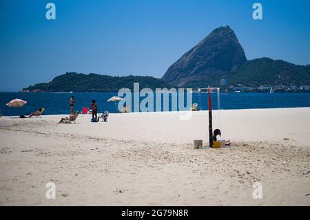 Strandleben am Strand Praia do Flamengo in der Nähe des Zuckerhut (PÃ£o de Açúcar), Rio de Janeiro, Brasilien. Aufgenommen an einem sonnigen Tag mit Leica M10 Stockfoto