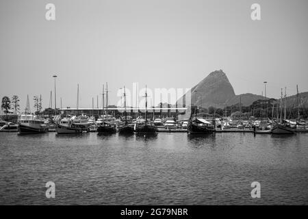 Zuckerhut (Morro pao de açúcar) - von der Marina da Gloria in Rio de Janeiro, Brasilien aus gesehen Stockfoto