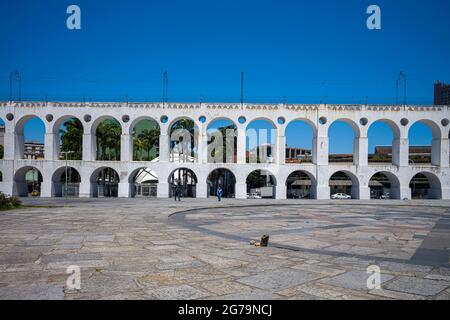 Das Aquädukt Carioca wurde Mitte des 18. Jahrhunderts erbaut und wird auch Arcos da Lapa (Lapa Arches) in Rio de Janeiro, Brasilien, genannt Stockfoto