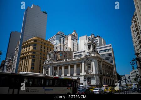 Rathaus von Rio de Janeiro - Cinêlandia (Praça da Cinelandia). Das Hotel liegt in der Innenstadt (Centro) der Stadt, ist es eines der am meisten fotografierten Gebäude in Rio de Janeiro, Brasilien. Erbaut Anfang des 20. Jahrhunderts, gilt als eines der schönsten und wichtigsten Theater des Landes. Stockfoto