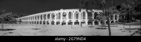 Das Aquädukt Carioca wurde Mitte des 18. Jahrhunderts erbaut und wird auch Arcos da Lapa (Lapa Arches) in Rio de Janeiro, Brasilien, genannt Stockfoto