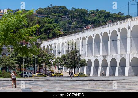 Das Aquädukt Carioca wurde Mitte des 18. Jahrhunderts erbaut und wird auch Arcos da Lapa (Lapa Arches) in Rio de Janeiro, Brasilien, genannt Stockfoto