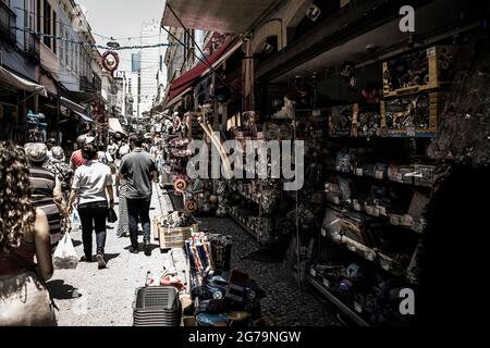 Die Straßen von Saara Markt, Ort der Menschen in der Altstadt zum Einkaufen zu gehen. Rio de janeiro, Brasilien Stockfoto