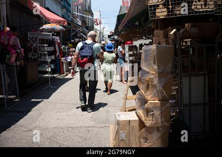 Die Straßen von Saara Markt, Ort der Menschen in der Altstadt zum Einkaufen zu gehen. Rio de janeiro, Brasilien Stockfoto