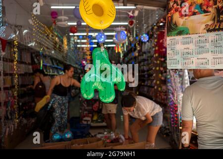 Die Straßen von Saara Markt, Ort der Menschen in der Altstadt zum Einkaufen zu gehen. Rio de janeiro, Brasilien Stockfoto