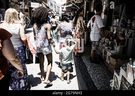 Die Straßen von Saara Markt, Ort der Menschen in der Altstadt zum Einkaufen zu gehen. Rio de janeiro, Brasilien Stockfoto