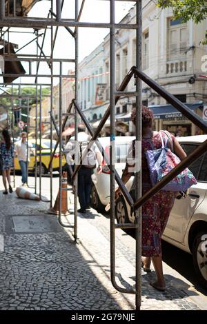 Die Straßen von Saara Markt, Ort der Menschen in der Altstadt zum Einkaufen zu gehen. Rio de janeiro, Brasilien Stockfoto