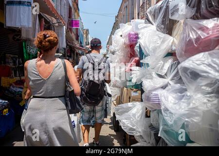 Die Straßen von Saara Markt, Ort der Menschen in der Altstadt zum Einkaufen zu gehen. Rio de janeiro, Brasilien Stockfoto