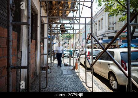 Die Straßen von Saara Markt, Ort der Menschen in der Altstadt zum Einkaufen zu gehen. Rio de janeiro, Brasilien Stockfoto