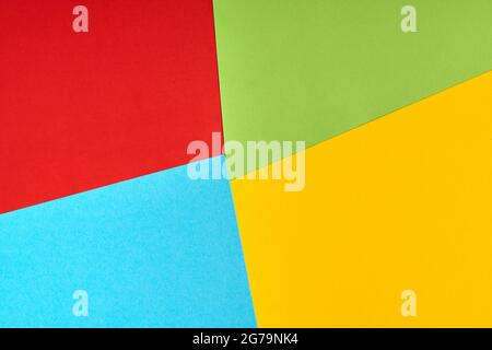 Papiere in Farben des berühmten Computer-Unternehmen, Software-Hersteller-Logo. Rote, grüne, blaue, gelbe Papierfarben. Firmenlogokonzept. Abstrak Stockfoto