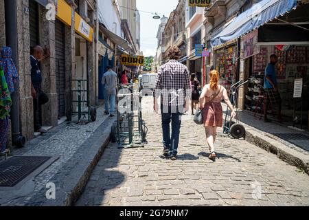 Die Straßen von Saara Markt, Ort der Menschen in der Altstadt zum Einkaufen zu gehen. Rio de janeiro, Brasilien Stockfoto