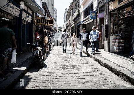 Die Straßen von Saara Markt, Ort der Menschen in der Altstadt zum Einkaufen zu gehen. Rio de janeiro, Brasilien Stockfoto