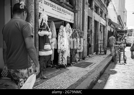 Die Straßen von Saara Markt, Ort der Menschen in der Altstadt zum Einkaufen zu gehen. Rio de janeiro, Brasilien Stockfoto