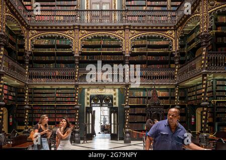 Lesesaal des Königlichen Portugiesischen Kabinetts der Lesung oder Real Gabinete Portugus da Leitura. Es hat die größte und wertvollste Literatur des Portugiesischen außerhalb Portugals. Rio de Janeiro, Brasilien Stockfoto