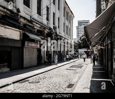 Die Straßen von Saara Markt, Ort der Menschen in der Altstadt zum Einkaufen zu gehen. Rio de janeiro, Brasilien Stockfoto