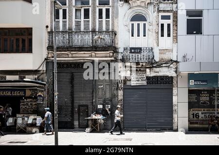 Die Straßen von Saara Markt, Ort der Menschen in der Altstadt zum Einkaufen zu gehen. Rio de janeiro, Brasilien Stockfoto